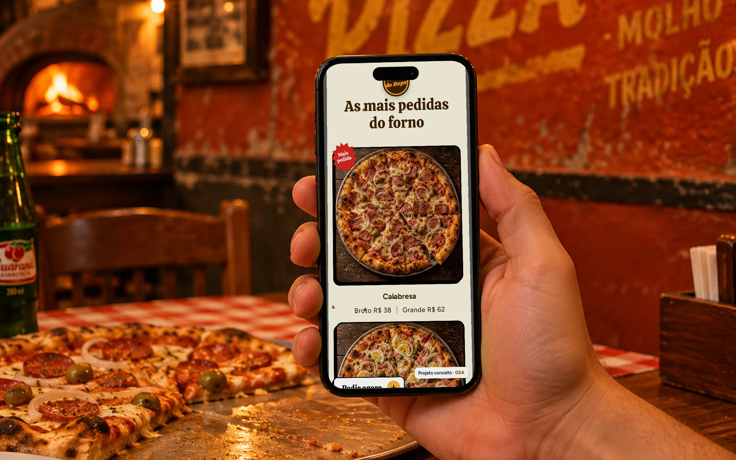 Celular na mão com as pizzas mais pedidas e os preços de broto e grande