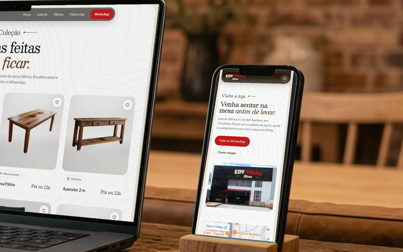 Celular num apoio de madeira com a página da loja, ao lado do notebook com a Coleção