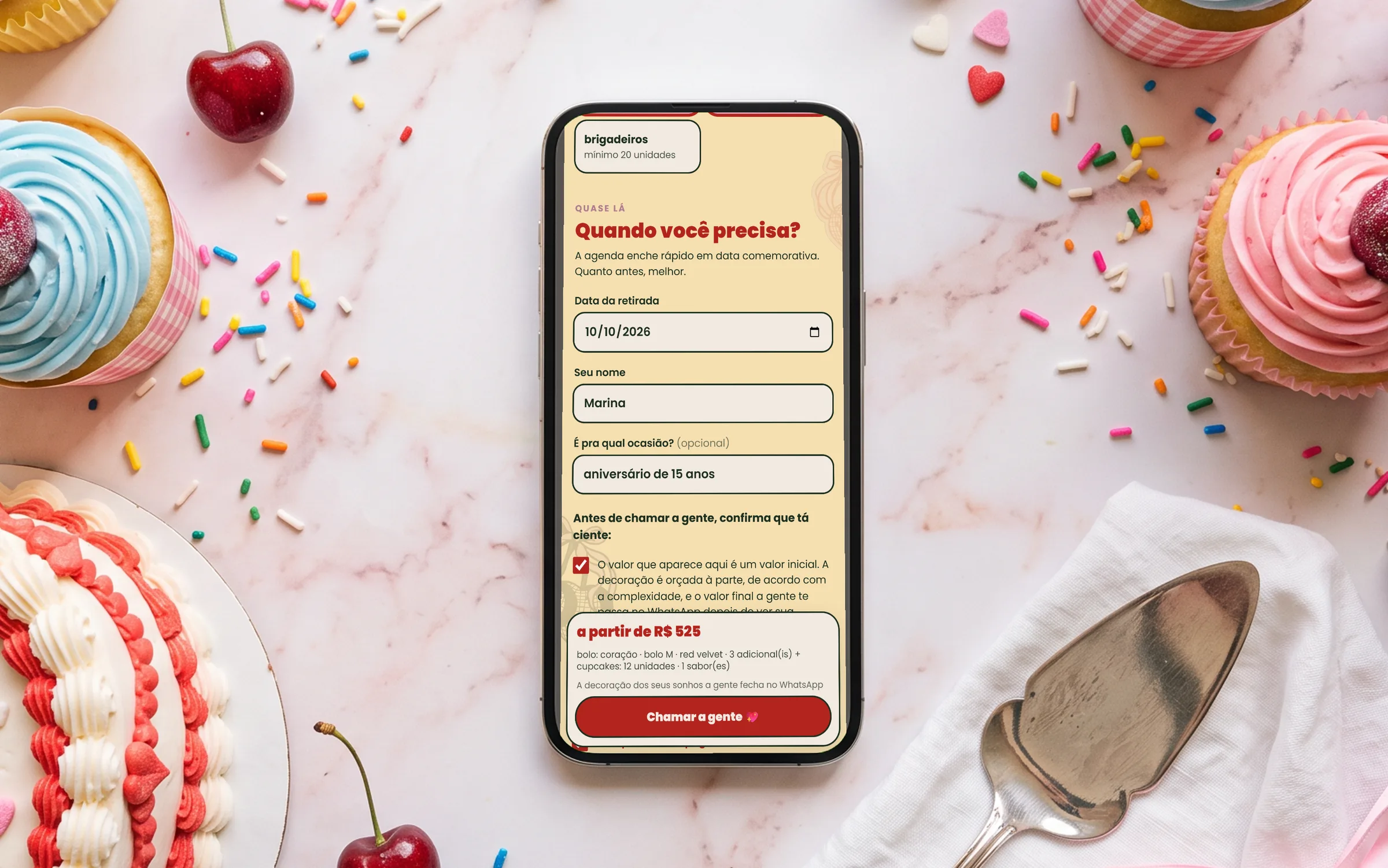 Celular entre cupcakes com o último passo do pedido: data, nome, ocasião e o valor de R$ 525