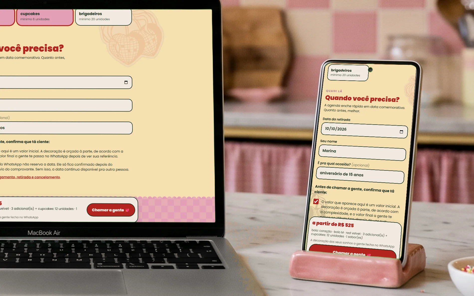 Notebook e celular com o pedido completo pronto pra ir pro WhatsApp